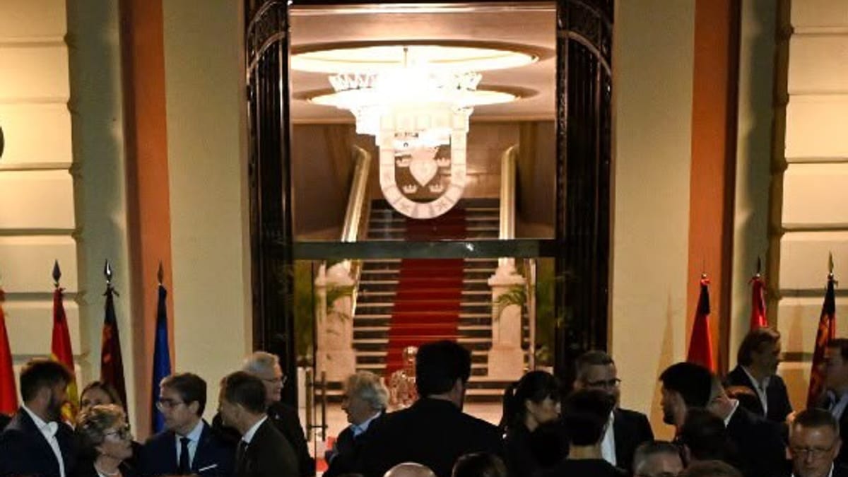 Acto oficial de la ciudad de Murcia en apoyo a las víctimas del accidente ferroviario de Toledo, con autoridades municipales y medios de comunicación presentes
