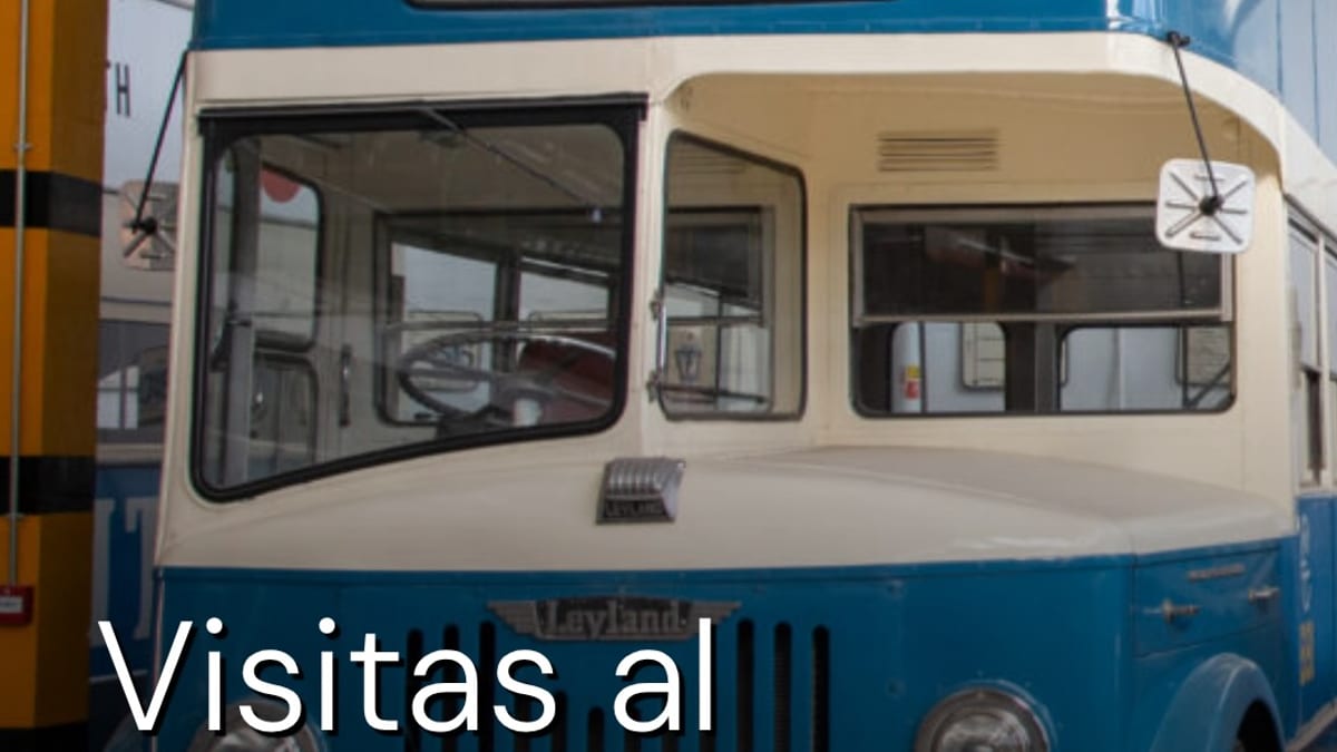 Autobús de dos pisos rojo del Museo EMT Madrid con la historia del transporte público madrileño