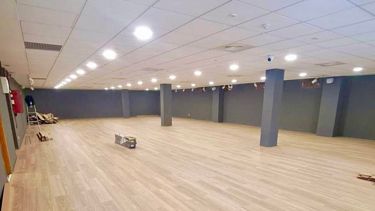Tarima flotante instalada en la sala de exposiciones del Museo Luis de Morales de Badajoz