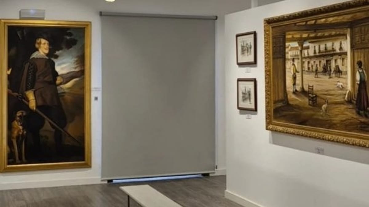 Fachada del Museo de Pintores de Navalcarnero con información sobre sus colecciones de artistas locales