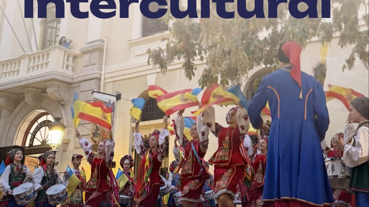 Actuación conjunta de Barvinok y músicos del Centro Profesional de Música y Danza Calasancio en la Plaza Escuelas Pías de Castellón