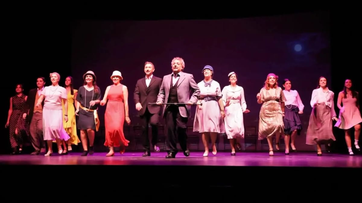 Escena del musical «La última Romanov» presentado por Arthistrión en Villaviciosa de Odón, con intérpretes en traje de época sobre el escenario