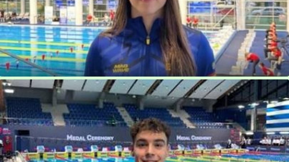 Dos jóvenes nadadores en instalaciones de piscina olímpica