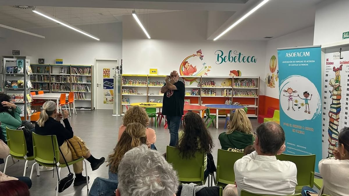 Félix Albo durante la sesión de narración oral sobre acogimiento familiar en la Biblioteca Pública del barrio del Señorío de Illescas