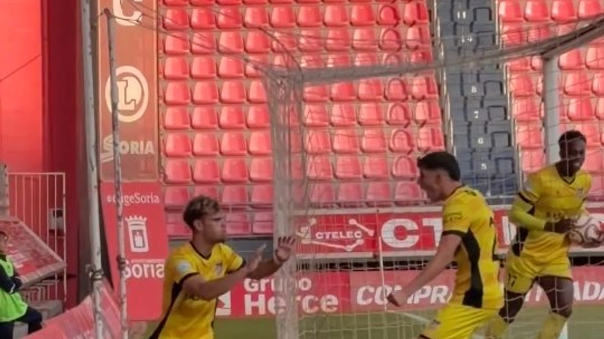 Momento del gol de Rober de cabeza en el partido entre Numancia y Naval