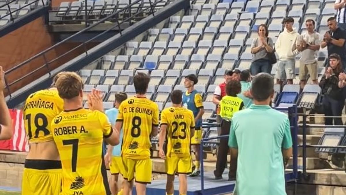 Aficionados del Navalcarnero en las gradas del estadio durante un encuentro