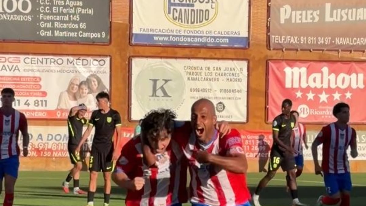 Navalcarnero Atlético celebra el empate 1-1 conseguido en su último encuentro deportivo