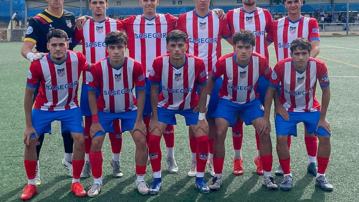 Jugadores del Navalcarnero B durante un encuentro de fútbol
