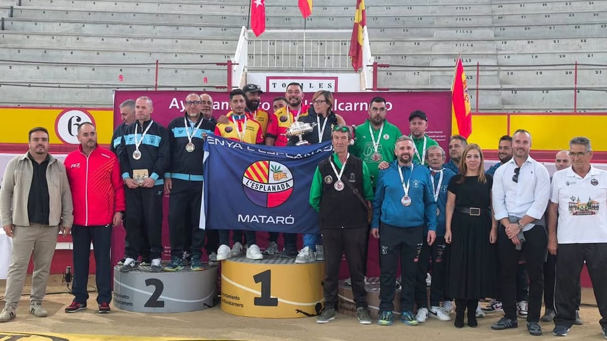 Equipos y organizadores del Campeonato de España de Petanca en la plaza de toros Félix Colomo de Navalcarnero, con la Peña de L'Esplanada de Cataluña campeona