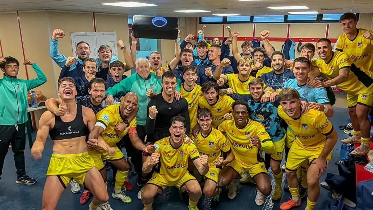 Equipo de Navalcarnero celebrando una victoria en el vestuario, con jugadores vistiendo camisetas amarillas y de otros colores
