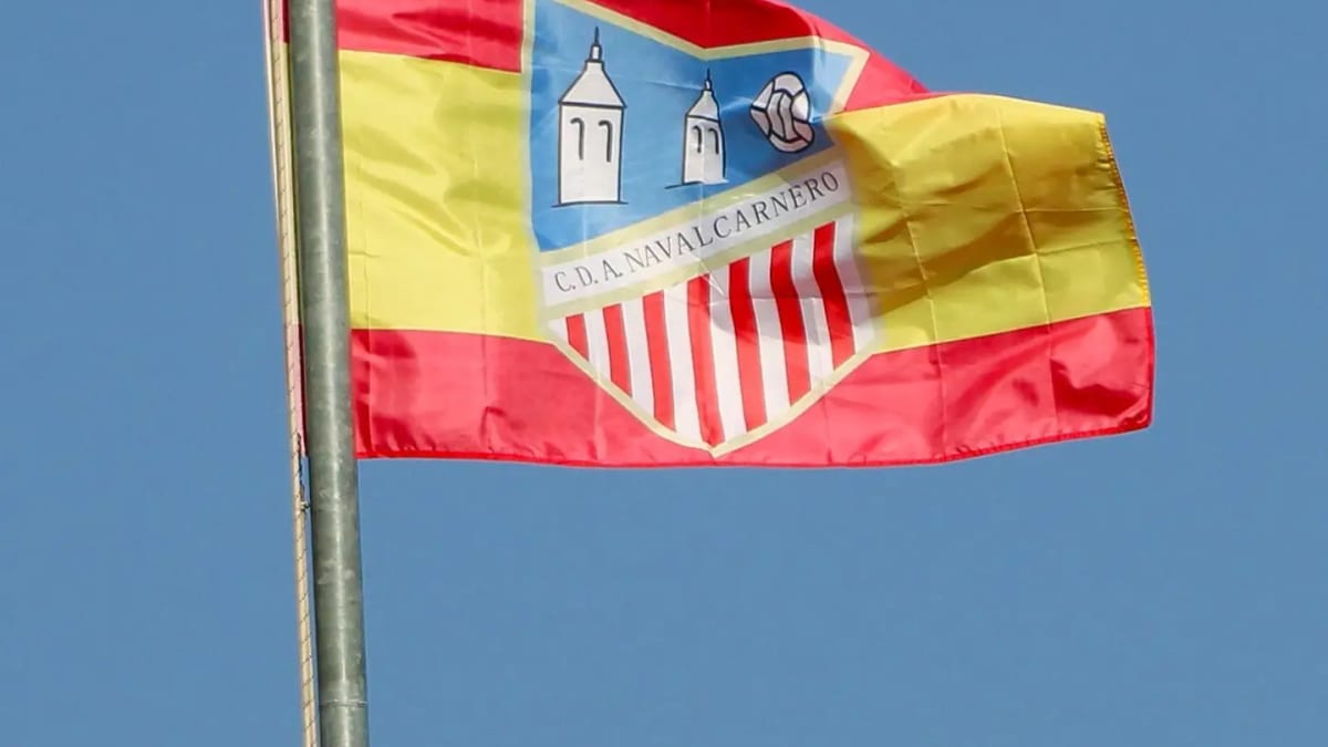 Publicación del Ayuntamiento de Navalcarnero felicitando el Día de la Hispanidad con motivos rojiblancos