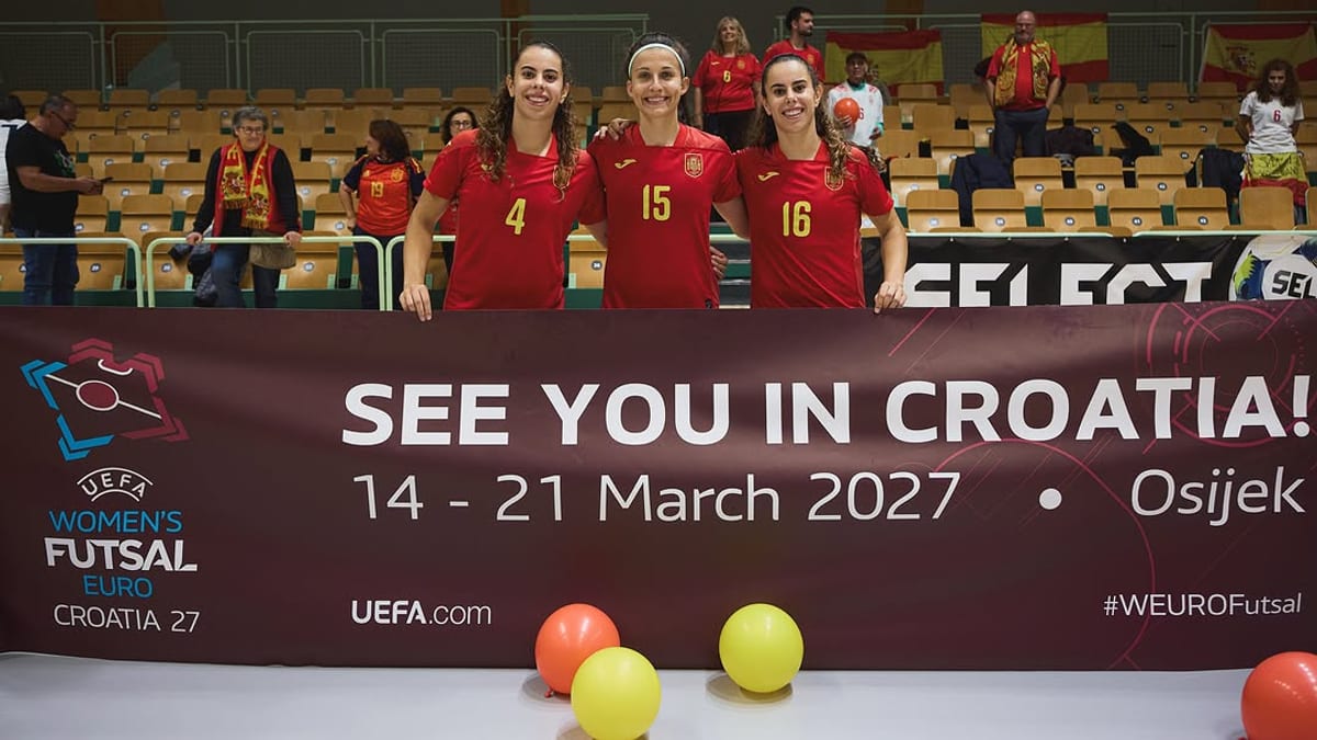 Tres jugadoras navalcarnereñas de la selección española de fútsal celebran su clasificación para la Eurocopa 2027 en Osijek, Croacia