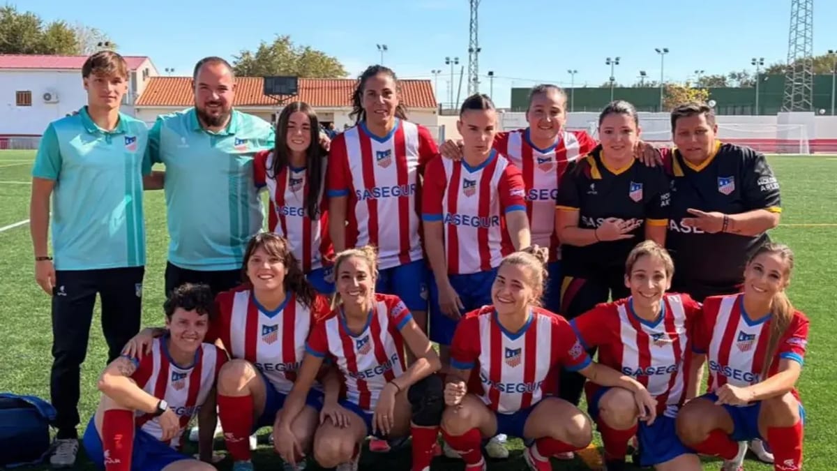 Equipo femenino senior de Navalcarnero celebrando la victoria 5-0 ante Ventas de Retamosa