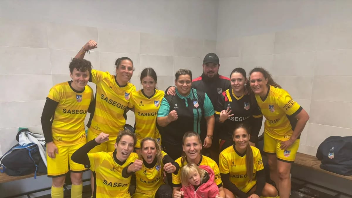 Equipo femenino senior de Navalcarnero celebrando la victoria 5-1 ante el E.M.F. El Viso de San Juan