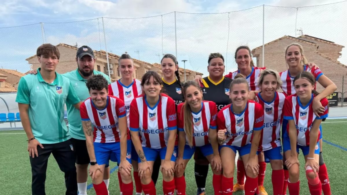 Equipo femenino senior del Navalcarnero posando en el campo tras la victoria ante Féminas Yuncos