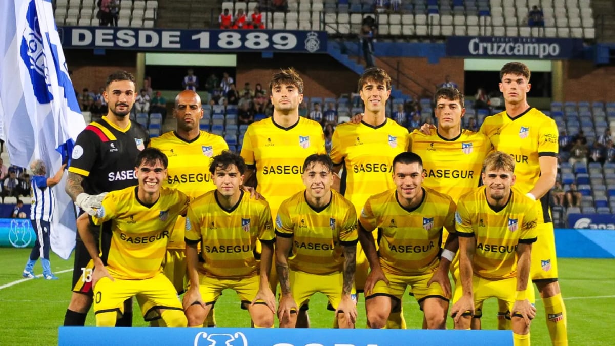 Formación oficial de Navalcarnero para la Copa RFEF con los patrocinadores Cruzcampo y Sasegur