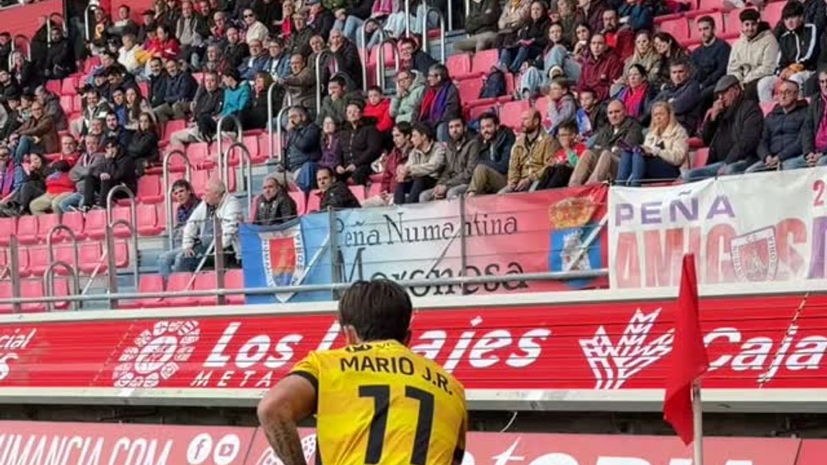 Rober remata de cabeza en una acción de balón parado durante el partido entre Numancia y CD Navalcarnero