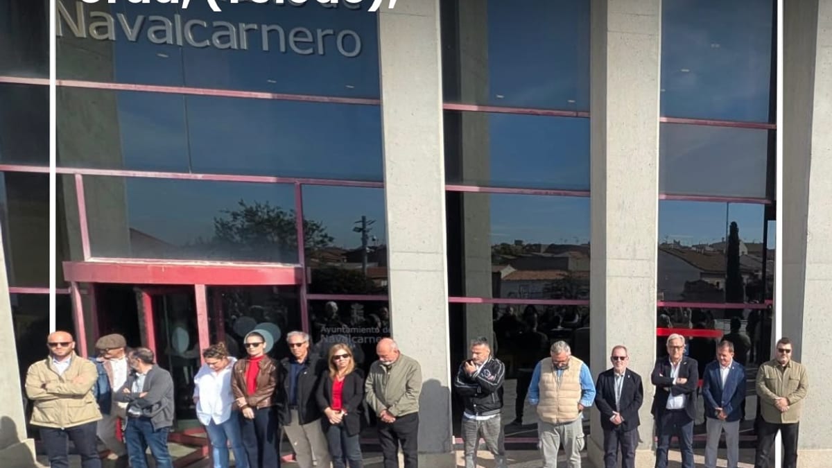 Minuto de silencio en el Ayuntamiento de Navalcarnero en memoria de las víctimas del accidente ferroviario de Urda, Toledo