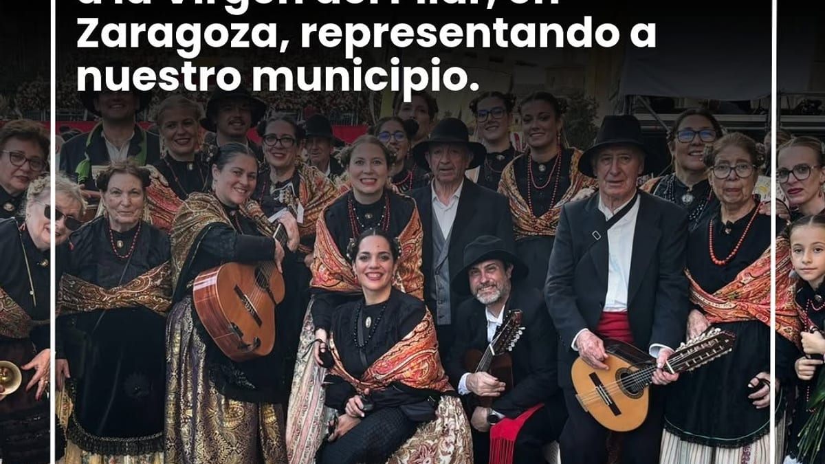 Representantes de la Asociación de Amigos de Navalcarnero en la ofrenda floral a la Virgen del Pilar en Zaragoza