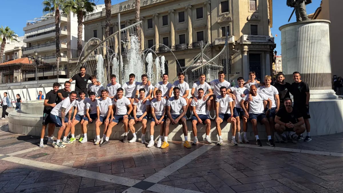 Grupo de personas de Navalcarnero durante un paseo por Huelva con el Recreativo