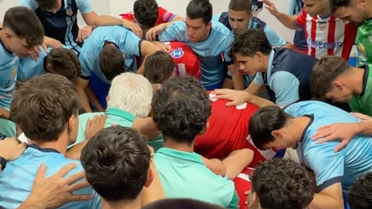 Grupo de jugadores de Navalcarnero en el vestuario preparándose para el partido ante el Betis en Copa del Rey