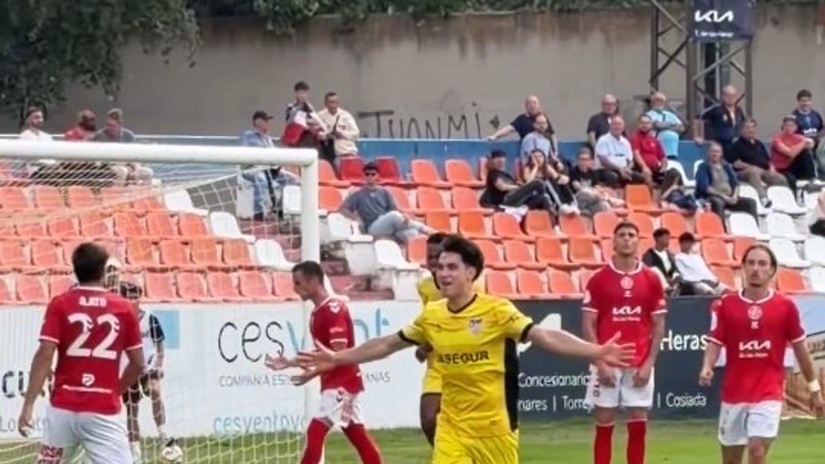 Momento del partido entre Navalcarnero y Alcalá con resultado 0-3