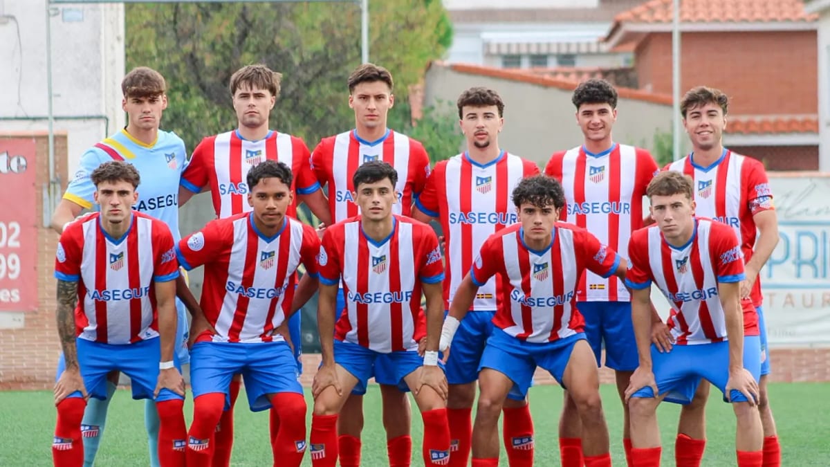 Equipo Senior B de Navalcarnero en uniforme azul con patrocinio de SASEGUR durante partido frente a Villaviciosa