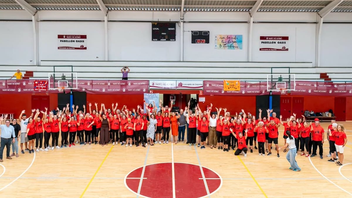 Participantes en las pruebas de Neuromajo en un pabellón deportivo durante la Carrera de Letras en Fuerteventura