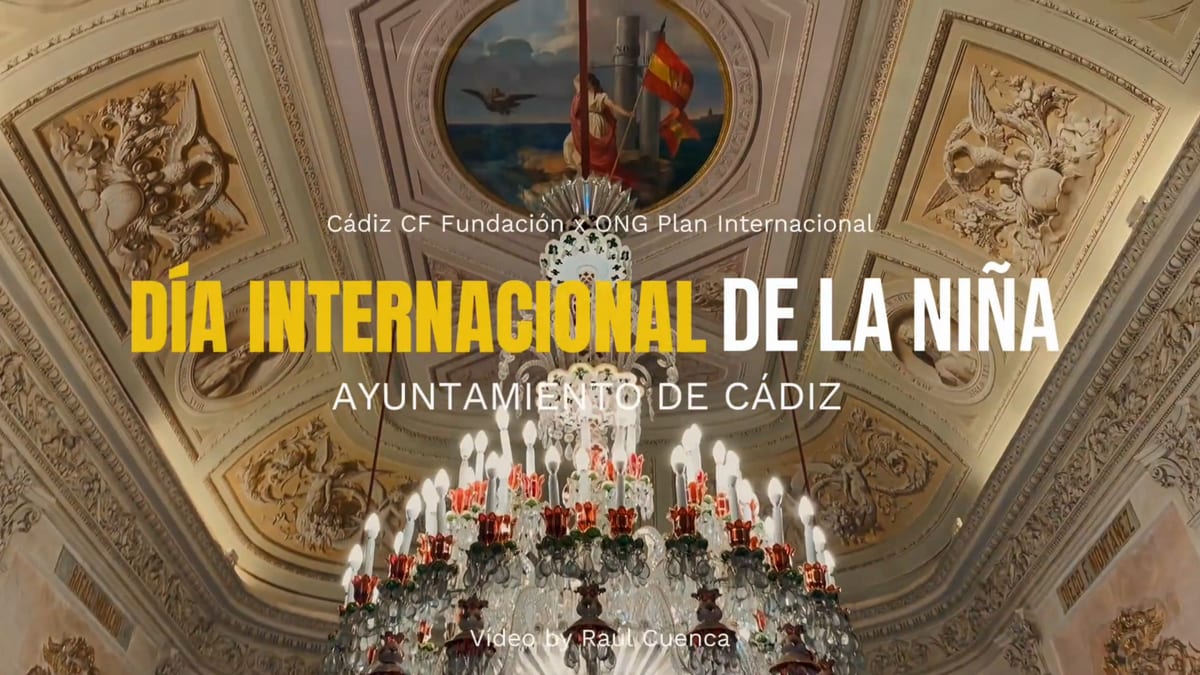 Pleno infantil en el Salón de Plenos del Ayuntamiento de Cádiz con alumnas del colegio La Salle Mirandilla presentando normas para sus derechos
