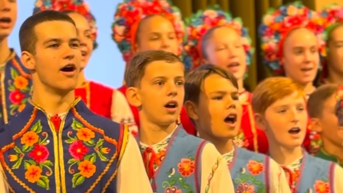 Niños ucranianos de Vinnytsa interpretando La Panderola, danza tradicional de Castellón