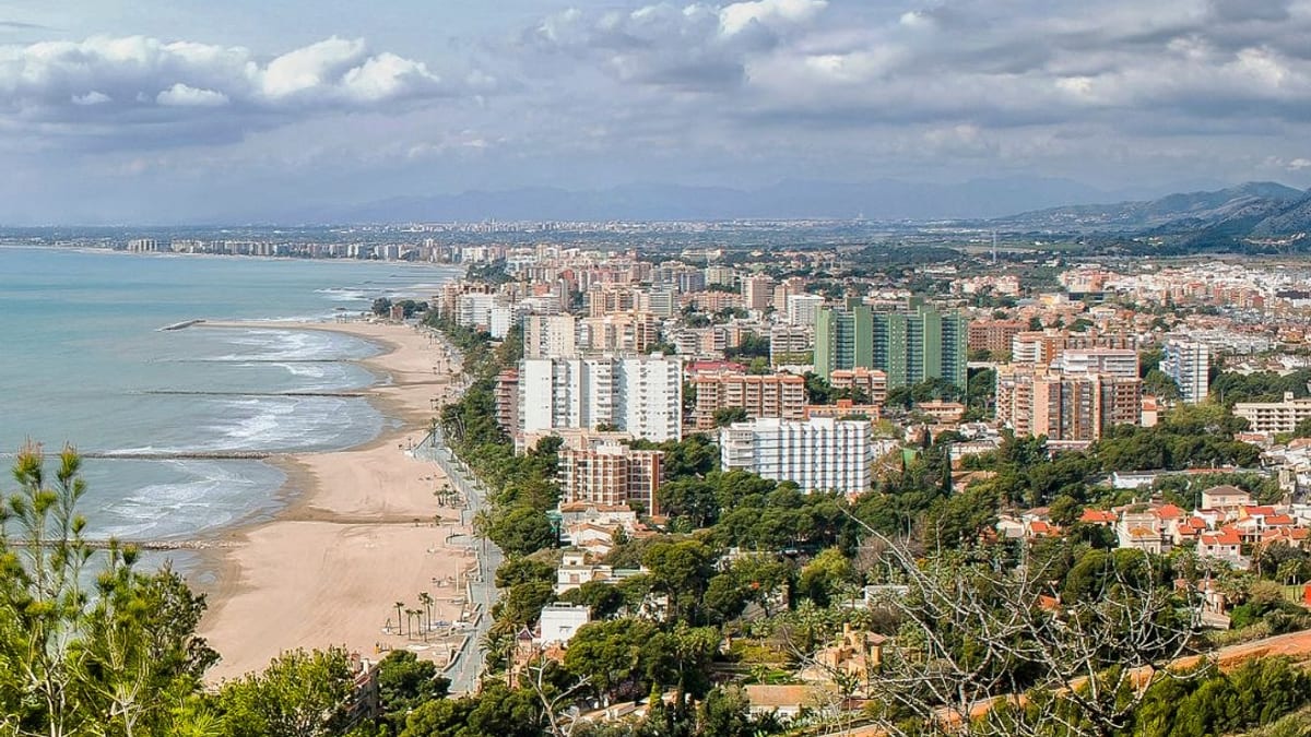 Campaña de la Diputación de Castellón promocionando Benicàssim con el lema 'No es IA, es Benicàssim'