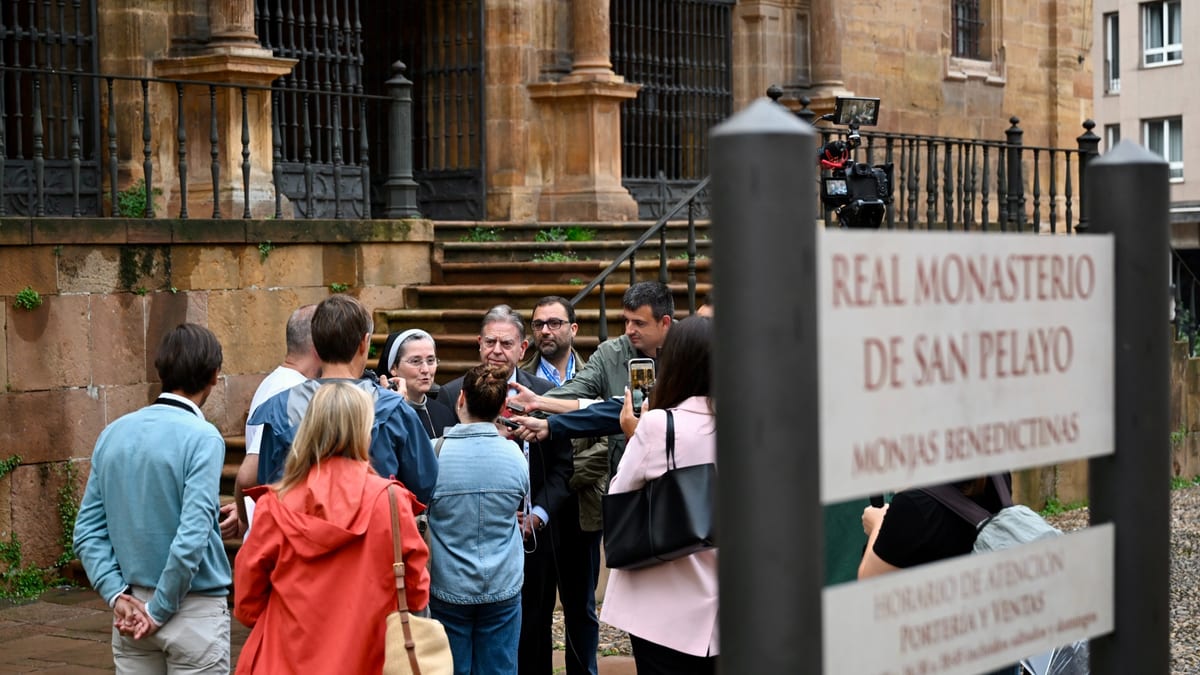 Alfredo Canteli, alcalde de Oviedo, en el Real Monasterio de San Pelayo durante la presentación de la Noche Blanca 2026