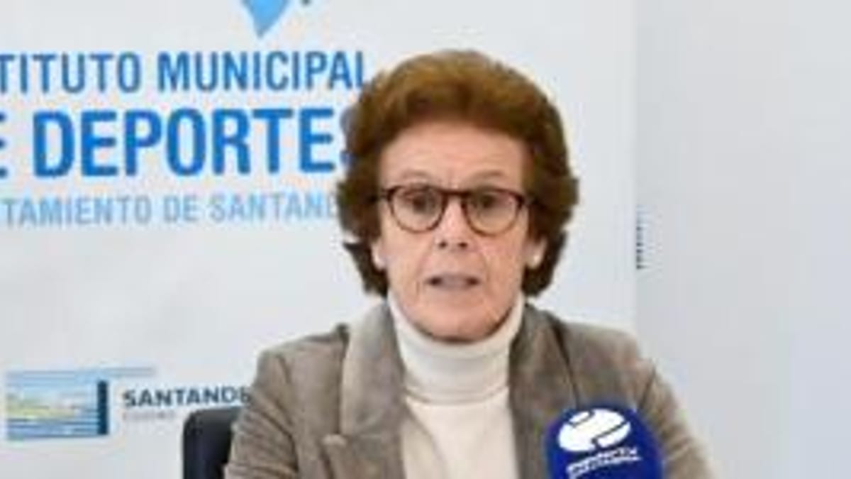 Cartel informativo del Instituto Municipal de Deportes del Ayuntamiento de Santander sobre obras en pistas de tenis cubiertas