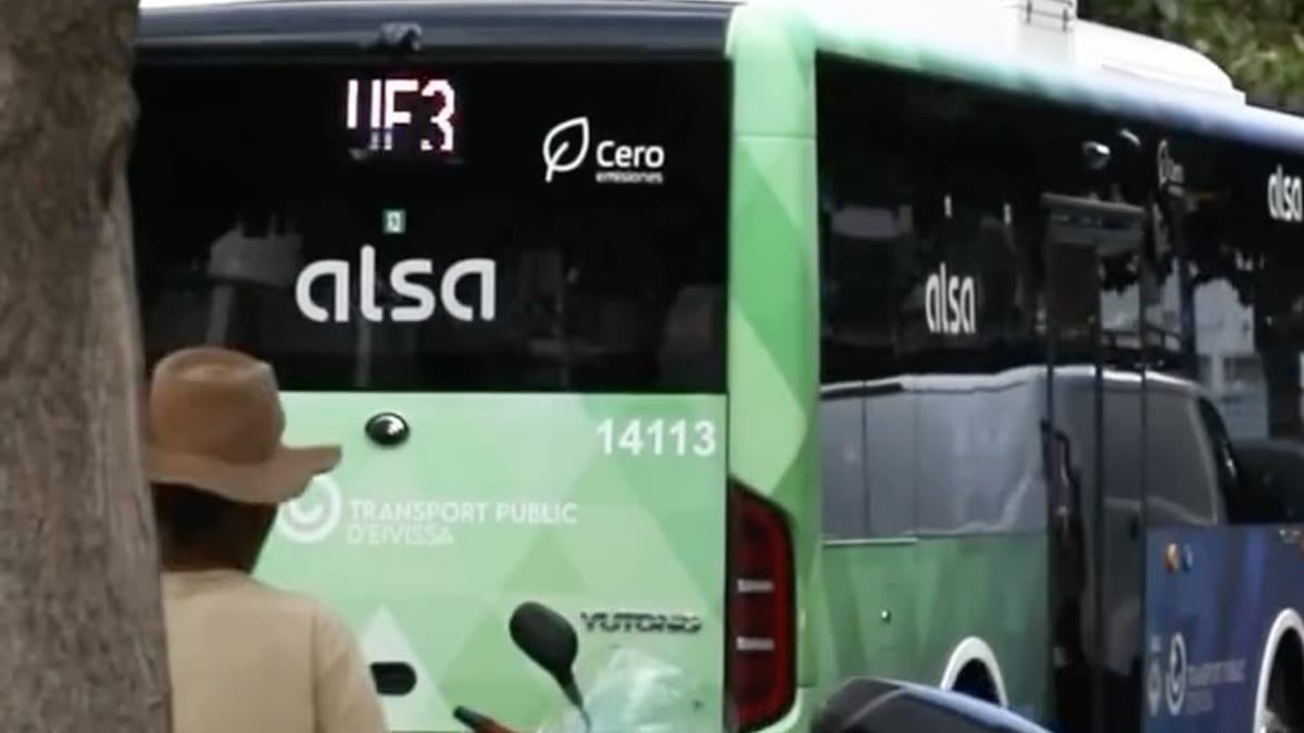 Cartel informativo de la nueva línea UE3 de transporte público en Ibiza conectando Cas Serres con Hospital Can Misses