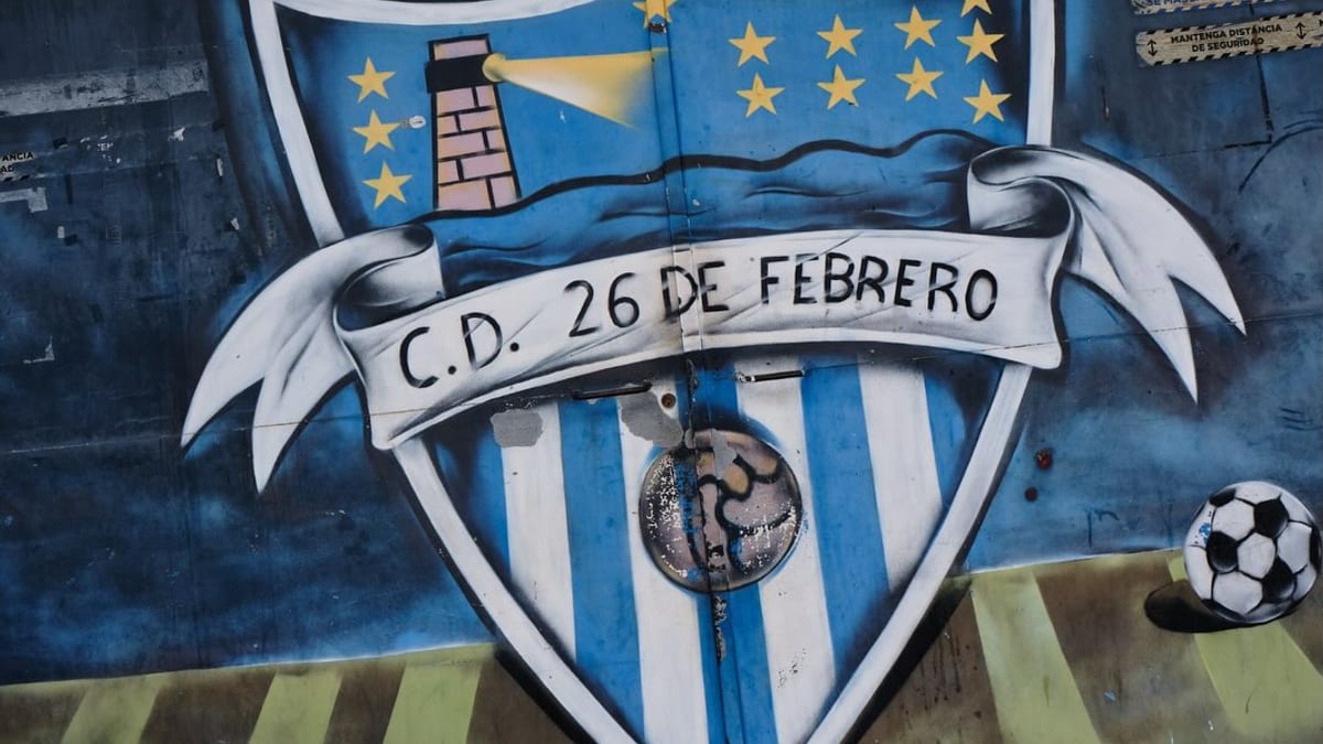 Mural artístico realizado por Héctor Hurtado en el campo municipal de fútbol La Virreina como parte del programa Málaga Más Bella
