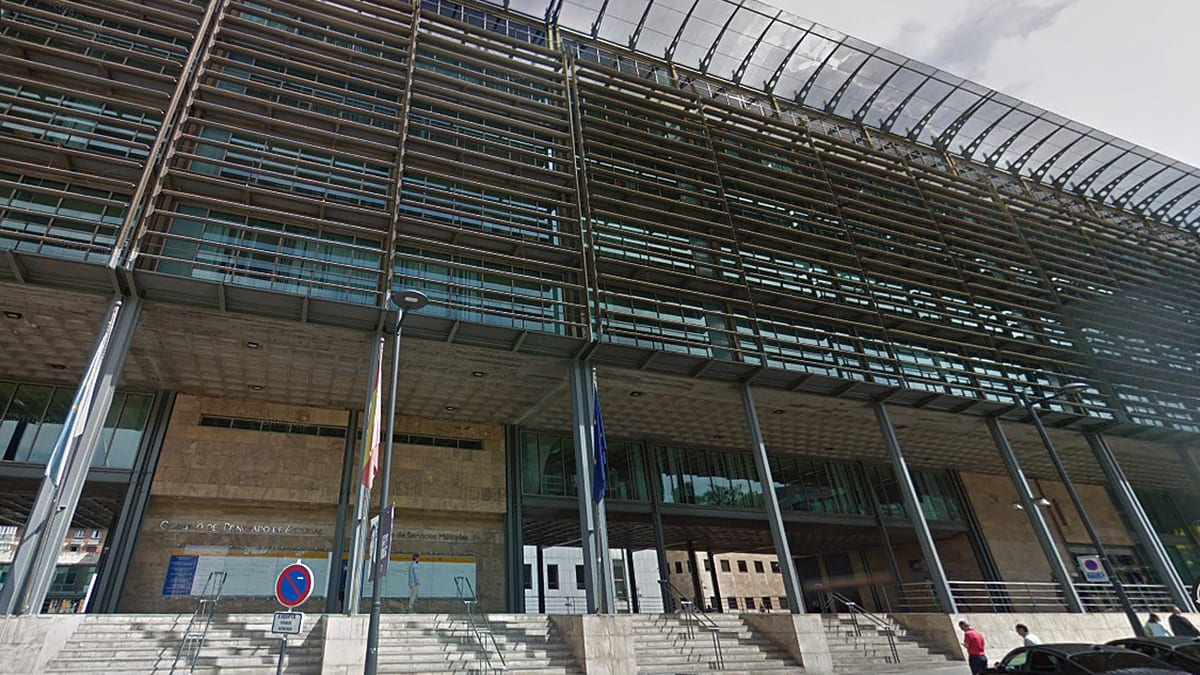 Fachada moderna de edificio con elementos arquitectónicos de vidrio y estructura metálica