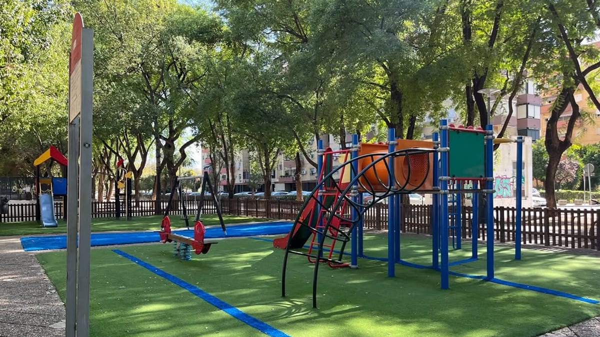 Nueva zona de juegos infantiles ampliada en la barriada de Las Naciones con multijuego, columpio doble y suelo amortiguador