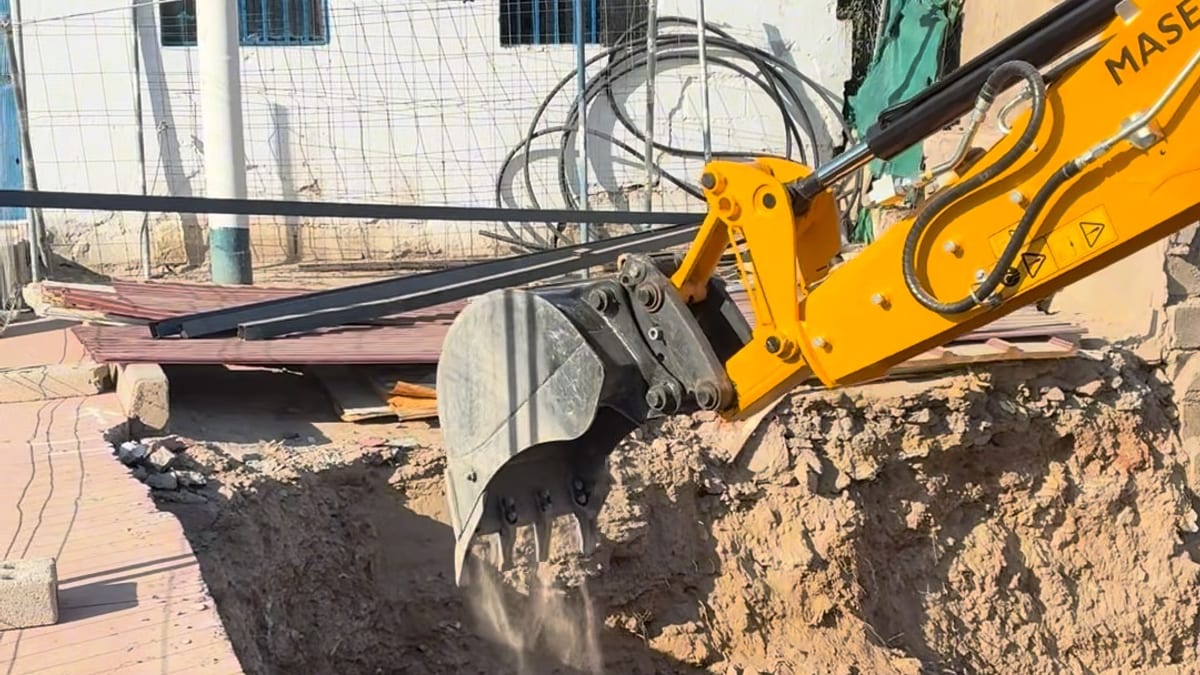 Inicio de las obras de construcción de los nuevos vestuarios del campo de fútbol de Cerro de Reyes en Badajoz