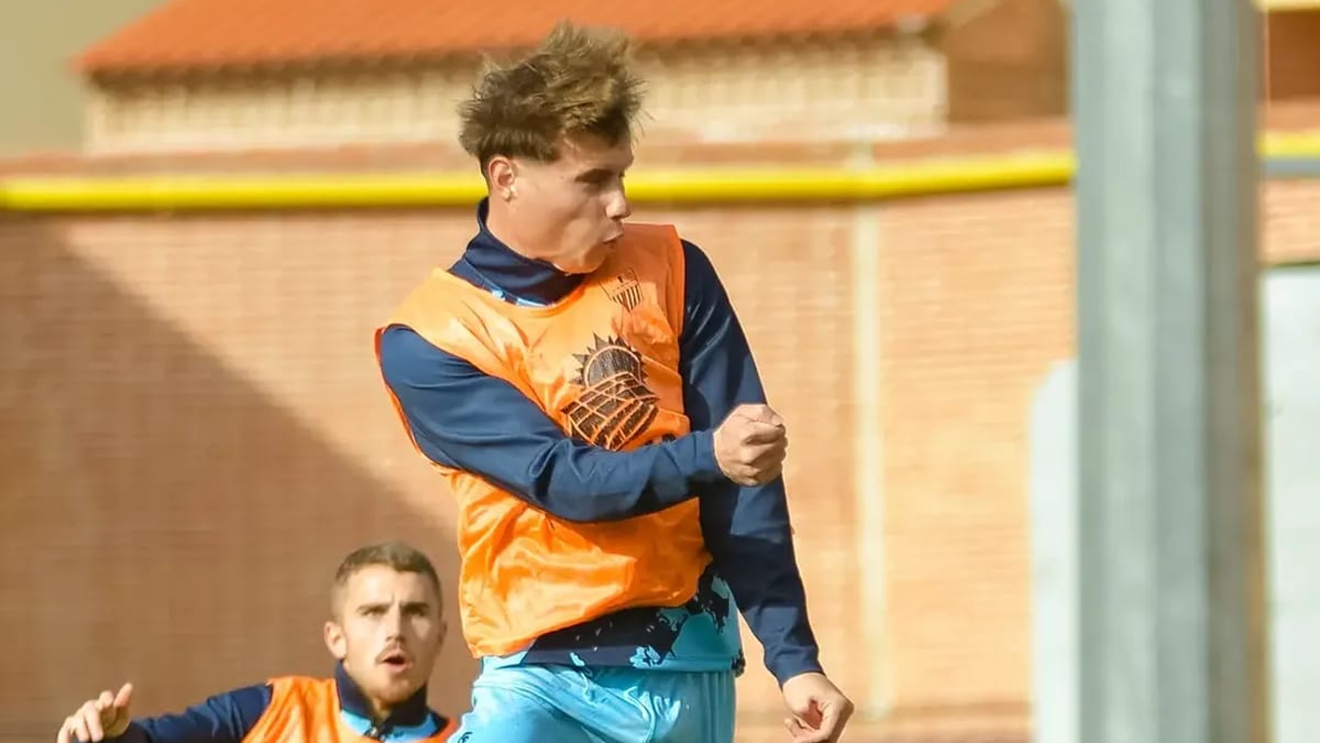 Jugadores del Numancia de Navalcarnero realizando un entrenamiento de dirección de portería