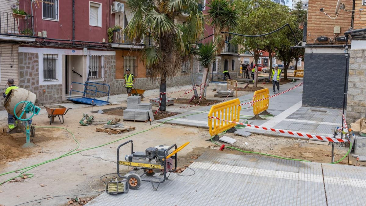 Fase de pavimentación de las obras en la calle Arquitecto Francisco Sedano Arce de Huelva