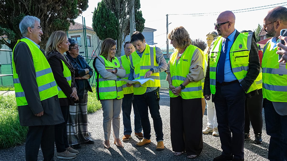 La presidenta de Cantabria junto a autoridades e integrantes de la construcción durante el acto de inicio de las obras del nuevo centro de salud de Polanco