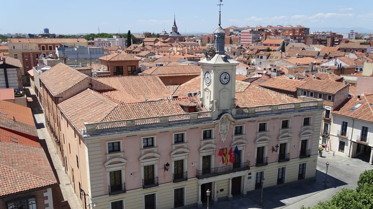 Fachada del Ayuntamiento de Alcalá de Henares con su icónica torre