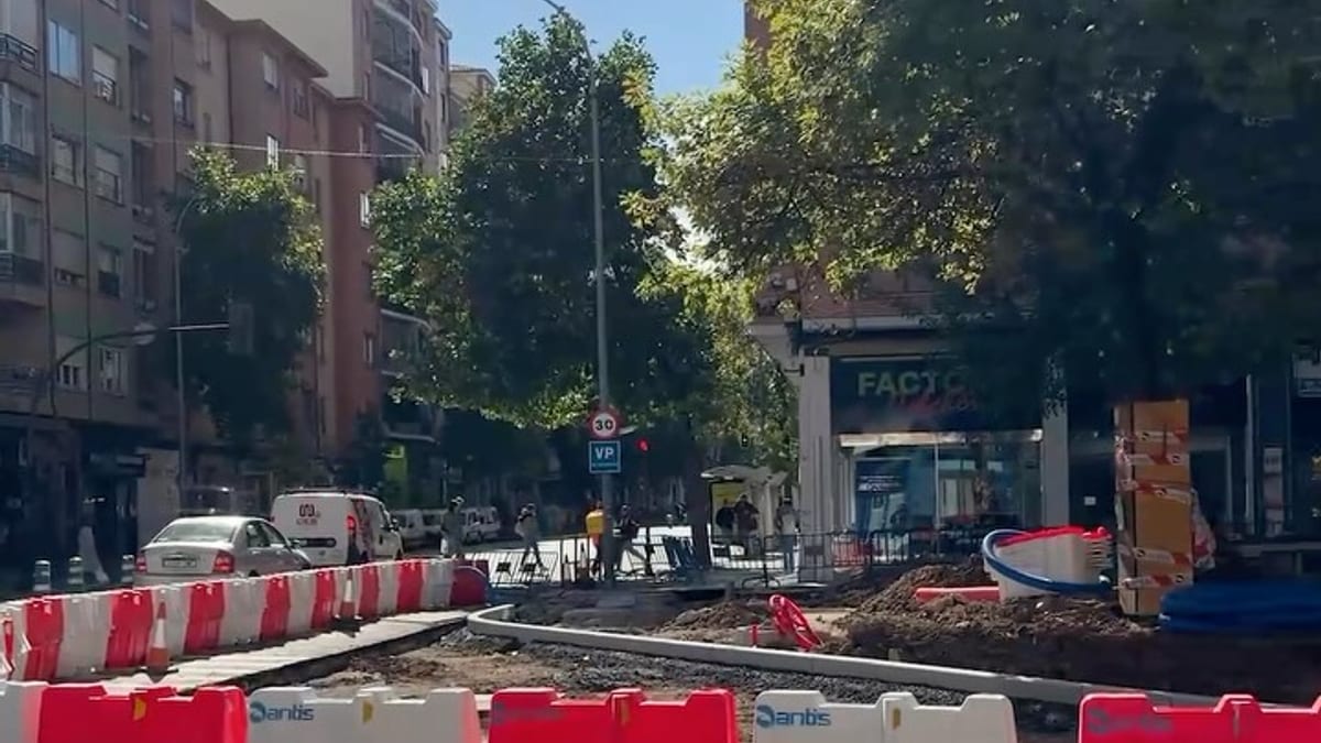 Obras de remodelación del cruce de Vara de Rey en Logroño con visualización del proyecto de pasos peatonales y zona verde
