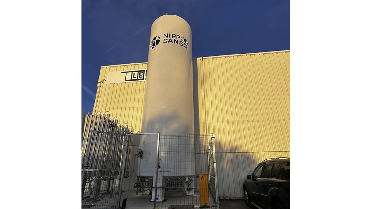 Instalación industrial de Lavaderos Europa con tanque de almacenamiento y edificios de metal corrugado en Seseña