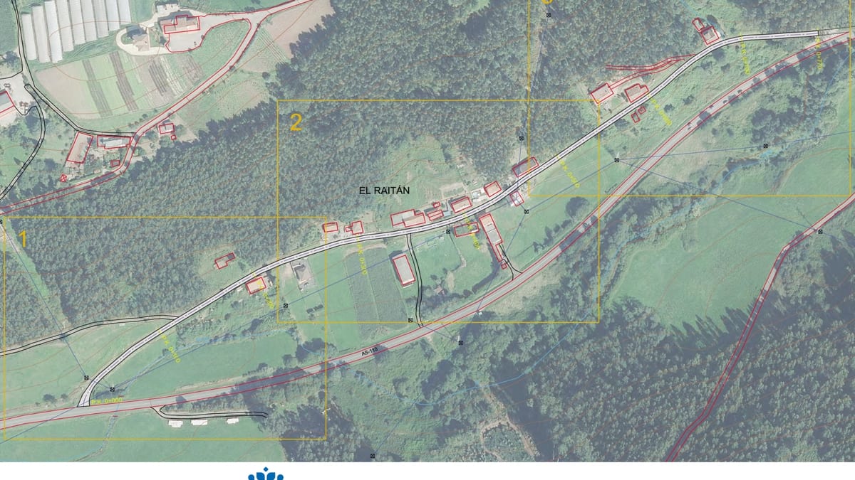 Cartel informativo sobre la adjudicación de obras de mejora del vial de acceso a El Raitán en Carreño, Principado de Asturias