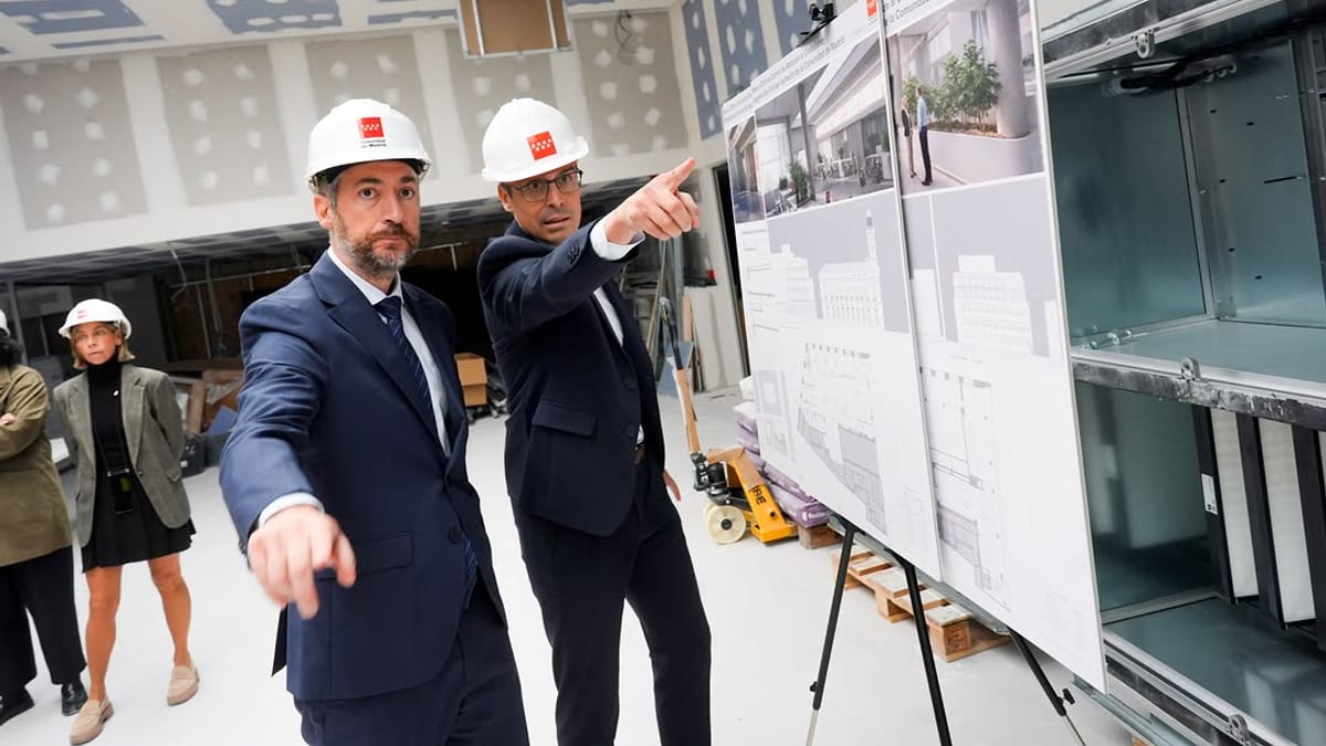 Supervisión de las obras de la nueva Oficina Central de Atención al Ciudadano en calle Carretas, con el consejero García Martín y personal con equipos de seguridad
