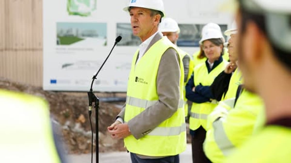 Equipos de seguridad en el evento de presentación de las obras del pabellón de Monte Porreiro en Pontevedra