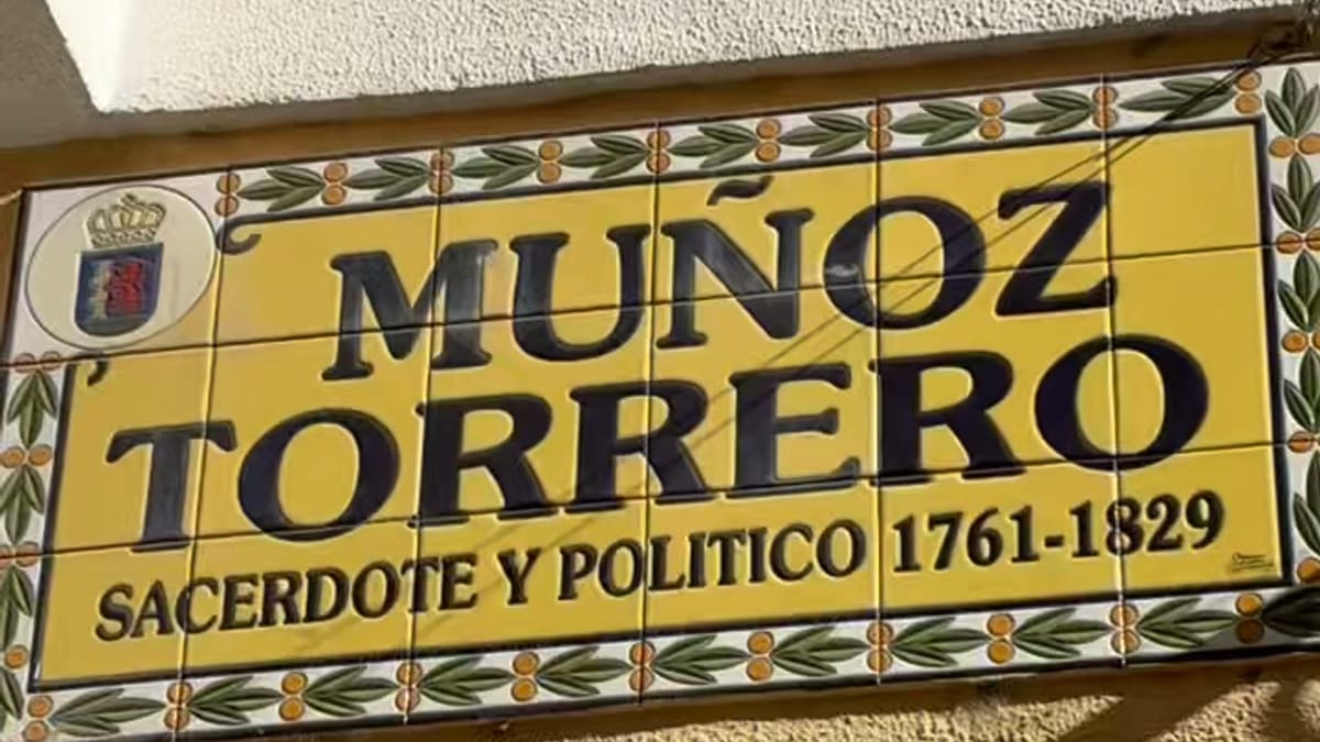 Obras de renovación del pavimento en la calle Muñoz Torrero del Casco Antiguo de Badajoz