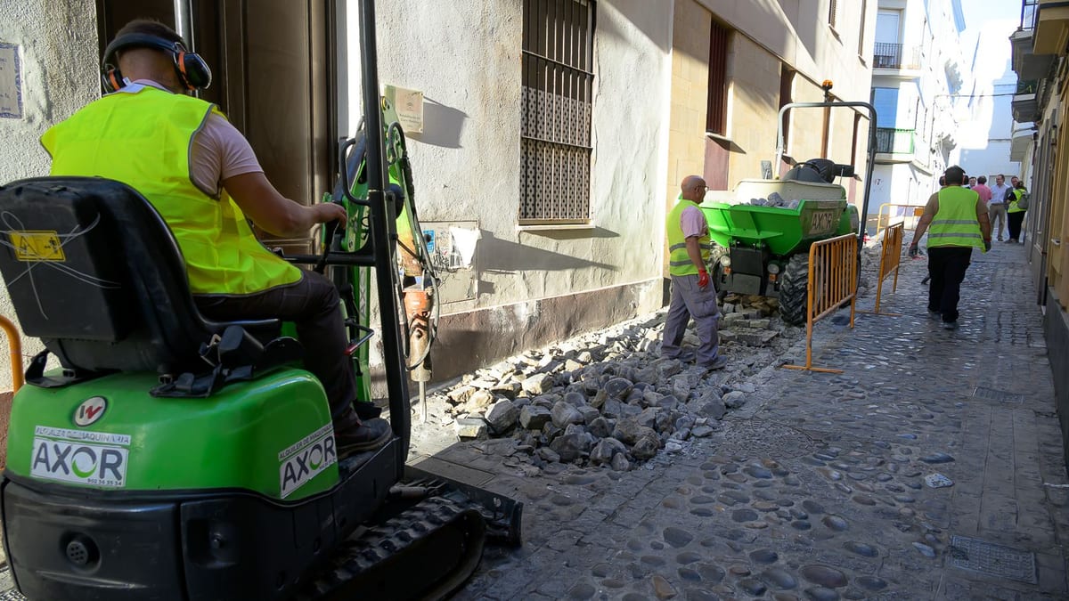Inicio de las obras de urbanización de la calle Mirador en el barrio de Santa María de Cádiz con máquinaria de construcción