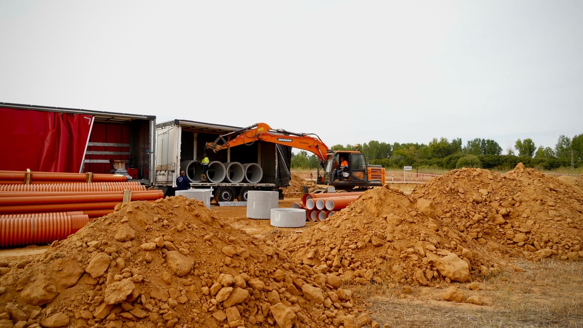 Obras de movimiento de tierras e instalación de infraestructuras en la parcela municipal de Valdebótoa, Badajoz